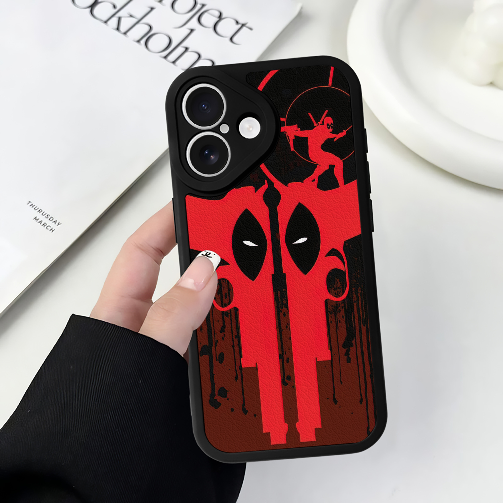 （画像用） Deadpool デッドプール 【iPhone 16シリーズ対応】シリコンスマホケース（レザー調） 材質：シリコン